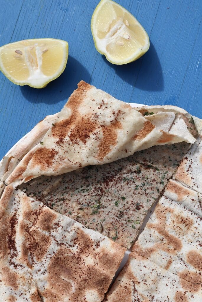 Grilled arayes with lemon wedges