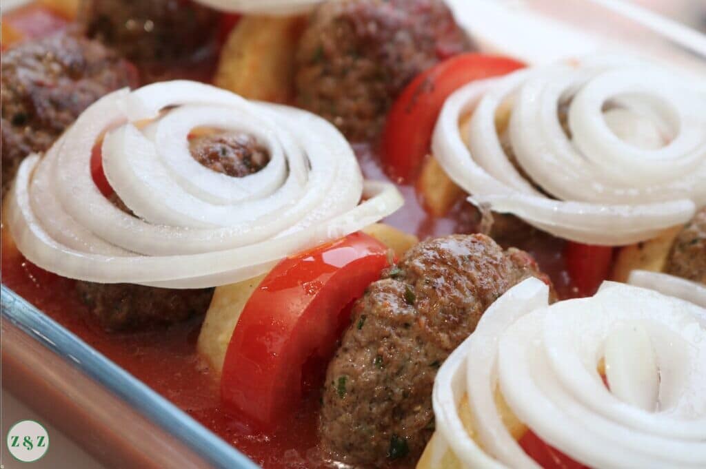 kafta bil sanieh with onions, tomatoes and potatoes
