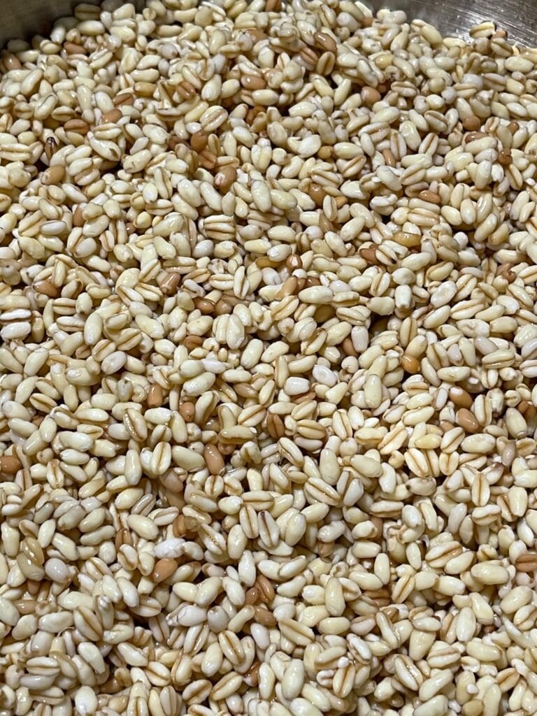 Peeled wheat kernels