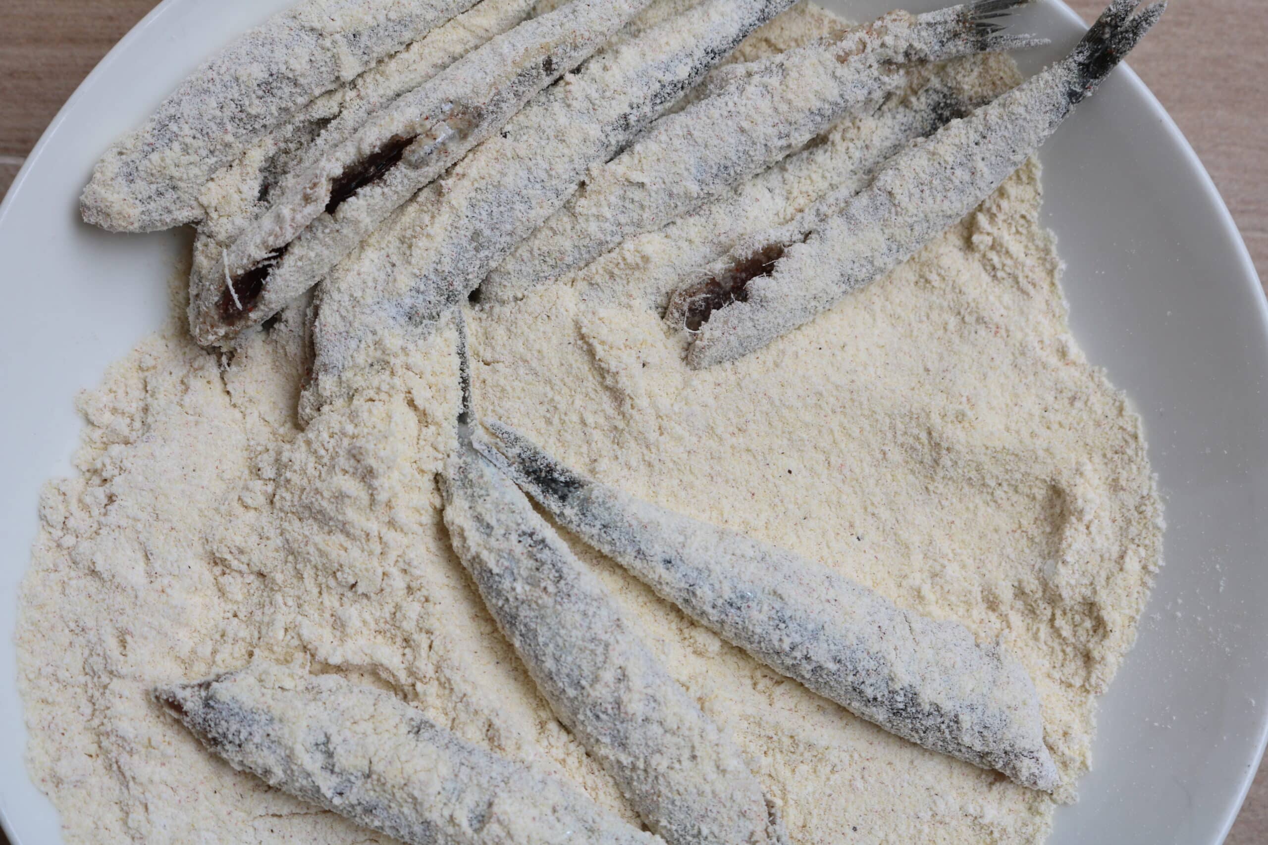 anchovies in flour